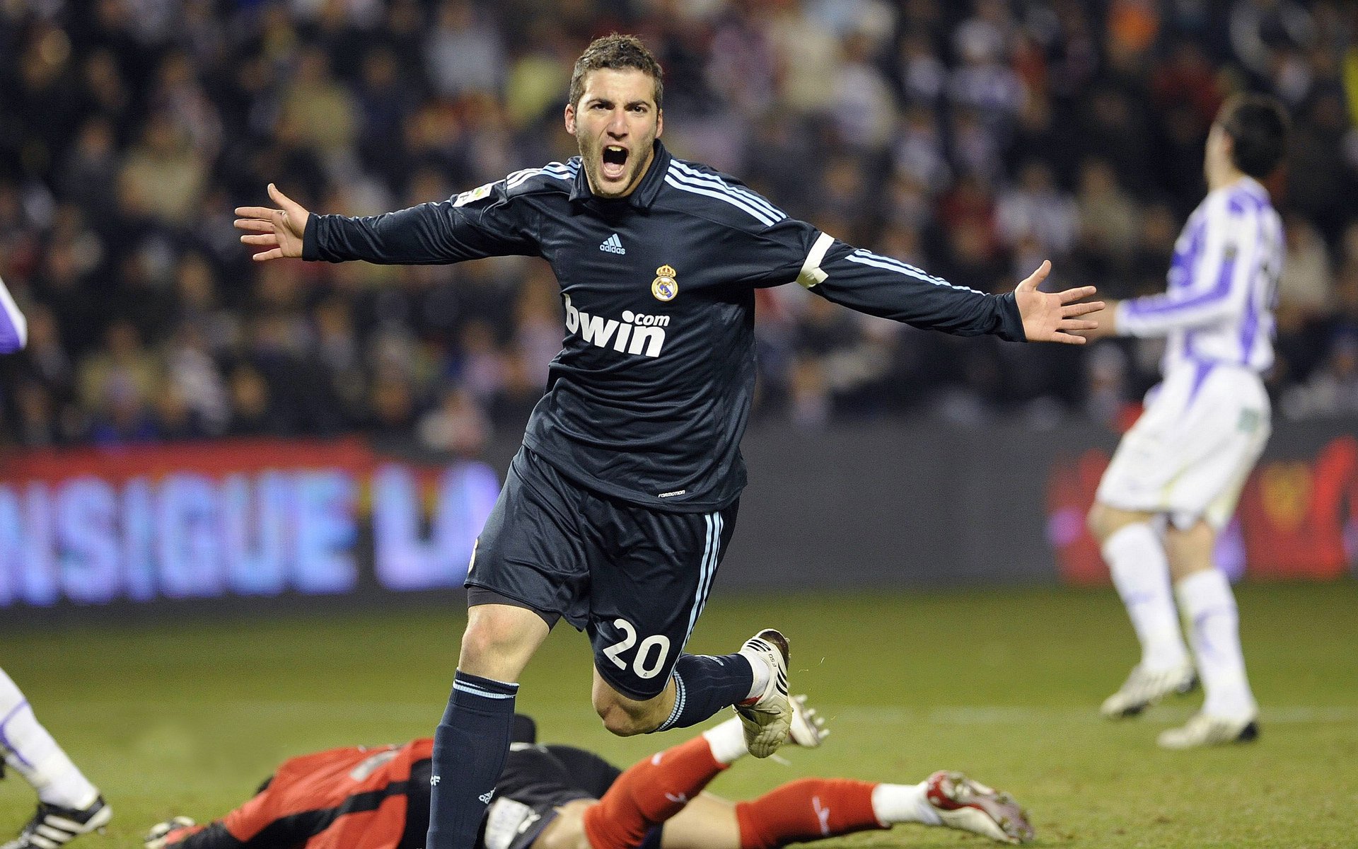 乐鱼官网入口-瑞士男足在巴黎奥运会比赛中以3-2战胜德国，瑞士男足队员