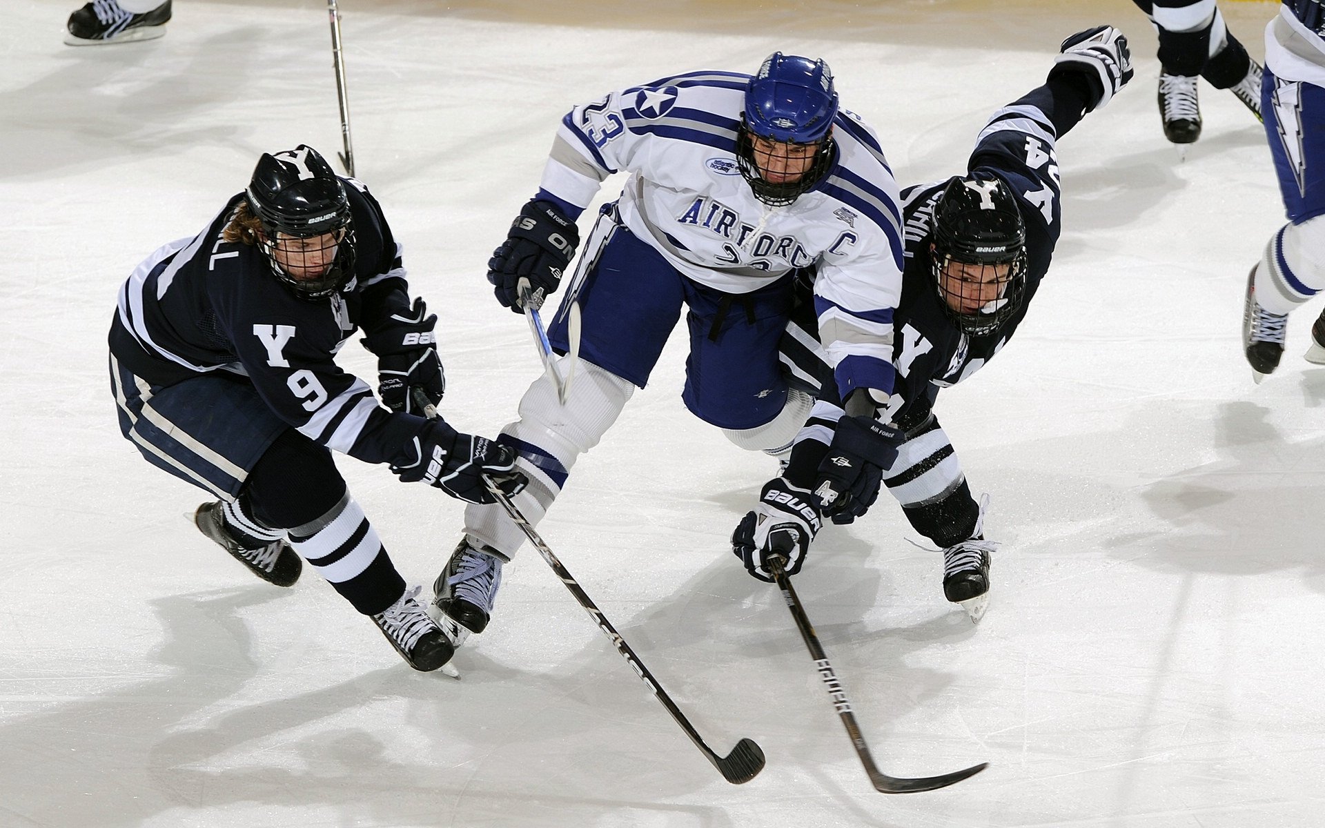西班牙反曲弓男队在“春箭”大奖赛中获得第四名，西班牙弓箭手庆祝动作